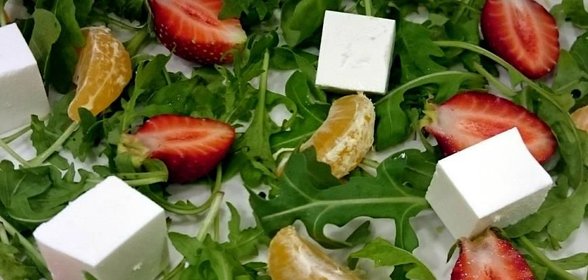 Салат с рукколой,клубникой,мандаринами и фетой