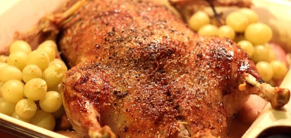 Утка с яблоками, виноградом и красным вином