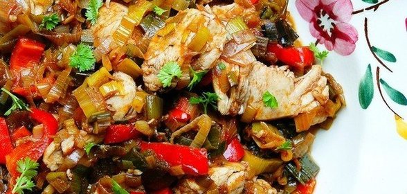 Курица с овощами в красном вине