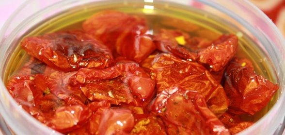 Вяленые помидоры в оливковом масле с чесноком и травами