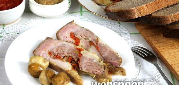 Рулет пряный из свиной грудинки с морковью