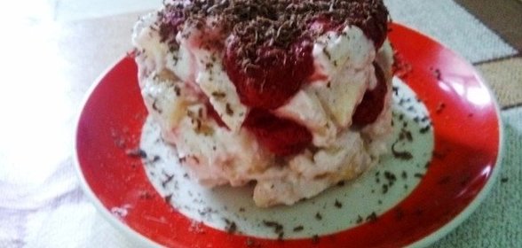 Творожный десерт с фруктами и ягодами