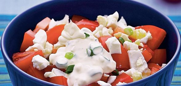 Помидоры с соусом из редьки