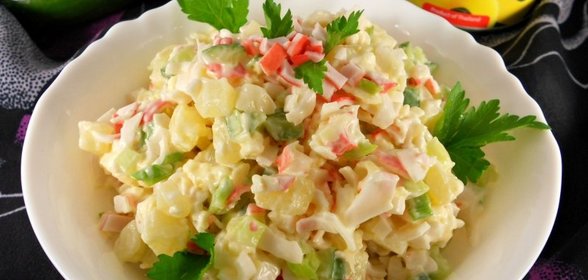 Салат из крабовых палочек, сыра и ананасов