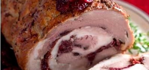 Рулет из свинины с вяленой клюквой и тимьяном