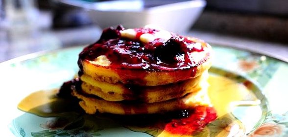 Кукурузные оладьи с ежевичным сиропом