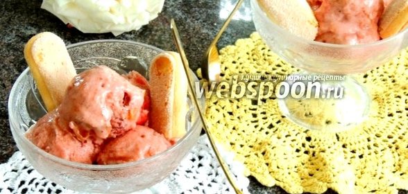 Клубнично-ревенное йогуртное мороженое