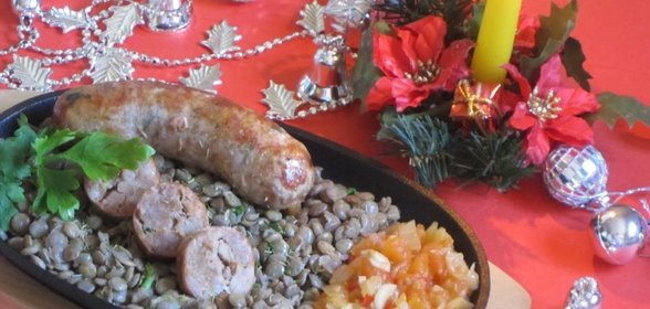 Свиные колбаски с чечевицей