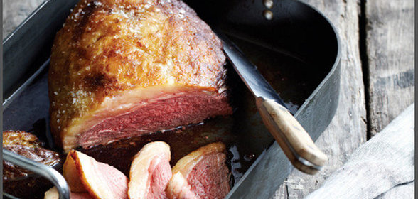 Запеченный стейк из костреца с черничным соусом