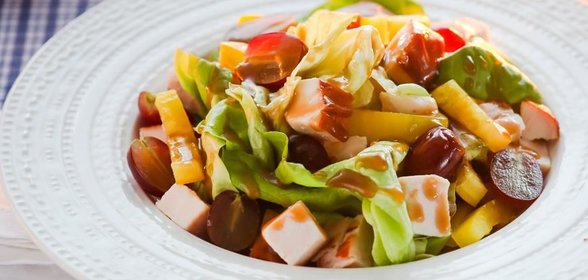 Салат с копченой курицей и виноградом