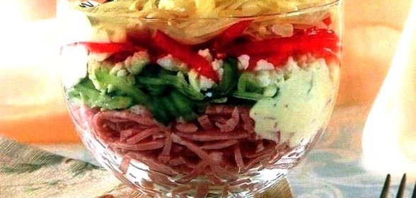 Слоеный салат-коктейль с ветчиной и болгарским перцем