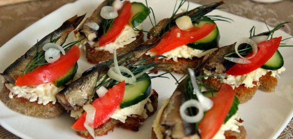 Тартинки с плавленным сыром и шпротами
