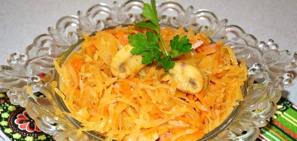Солянка капустная с ветчиной грибами и ананасом