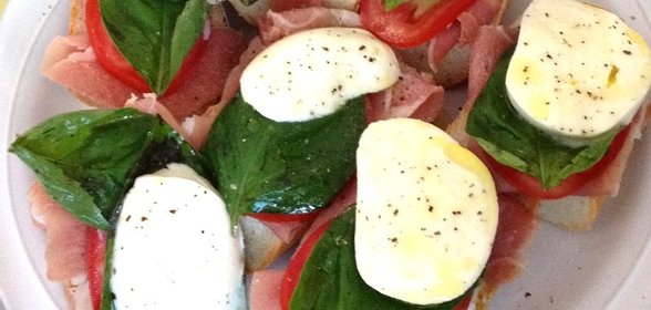 Моцарелла с томатом и базиликом на французком багете