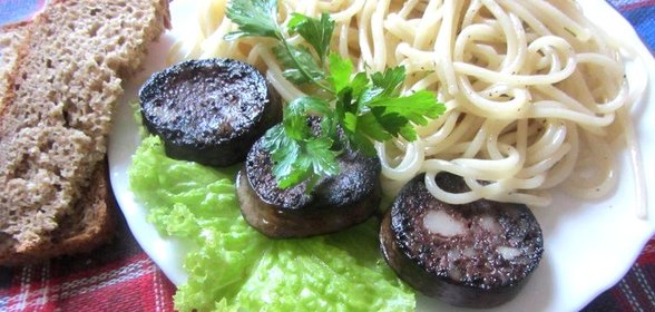 Паста с кровяной колбасой и травами