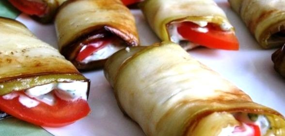 Рулетики из кабачков с помидорами