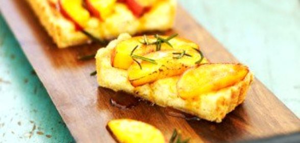 Пирог с козьим сыром, нектаринами и розмарином