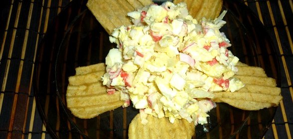 Салат из крабовых палочек с чипсами