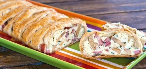 Яичница-болтунья в слоеном тесте