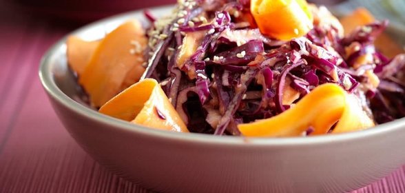 Салат из манго и краснокочанной капусты