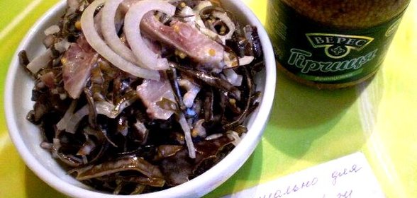 Салат из морской капусты с селедкой