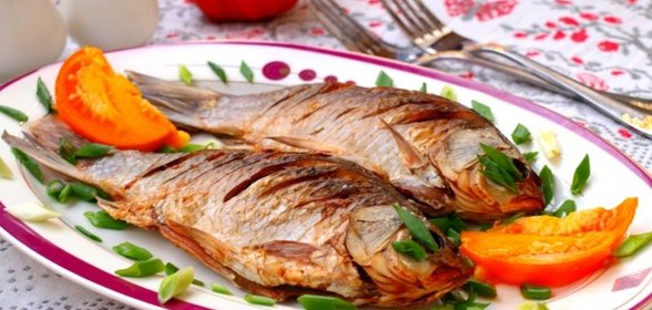 Запечённые караси на подушке из лука порея