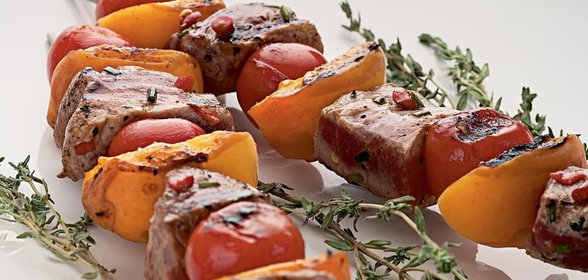 Шашлыки из свинины с абрикосами и помидорами