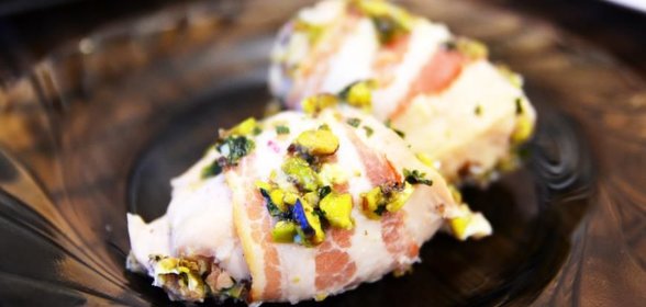 Куриные рулетики с беконом и фисташками