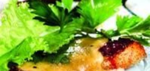 Тост с молодым сыром и клюквой