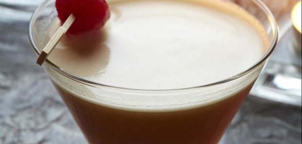 Коктейль Ананасовый Манхэттен с вишенкой из ананаса