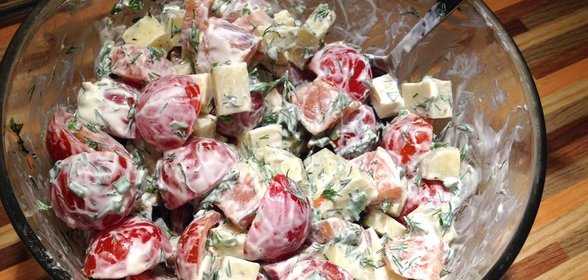 Салат с семгой, помидором, сыром и зеленью