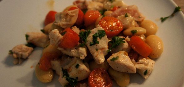 Куриное филе с белой фасолью и беконом