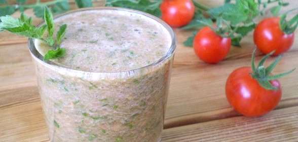 Зеленый коктейль с помидорами