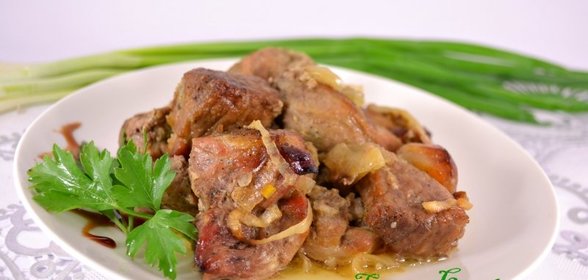 Свинина запеченная в духовке с соусом Наршараб