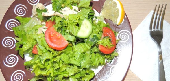 Весенний салат с куриной грудкой