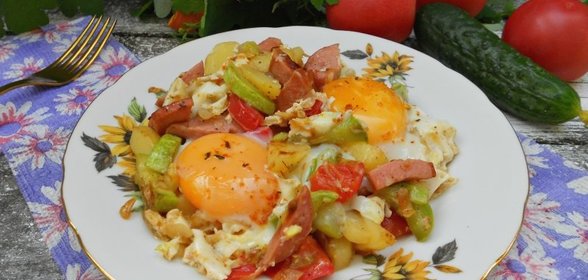 Яичница с овощами и колбасой