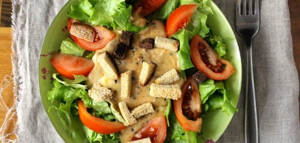 Салат с жареным сыром