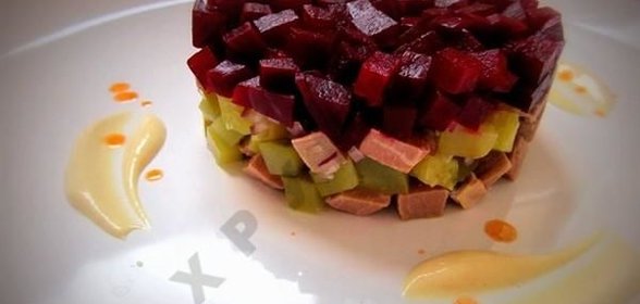 Салат с говядиной свеклой и огурцами