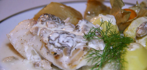 Треска, запеченная со сморчками