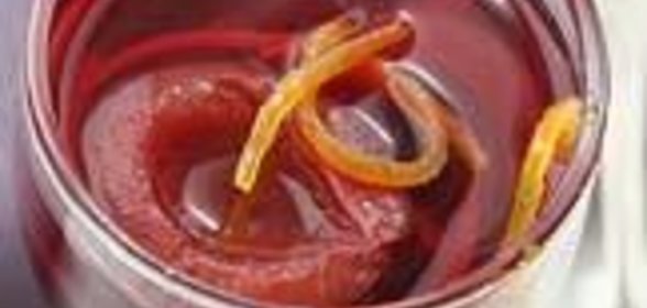 Компот из слив с пряностями и мороженым