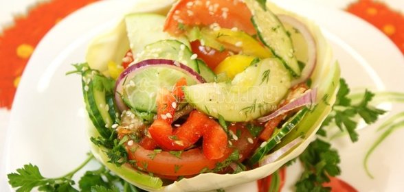 Салат из овощей с кунжутом