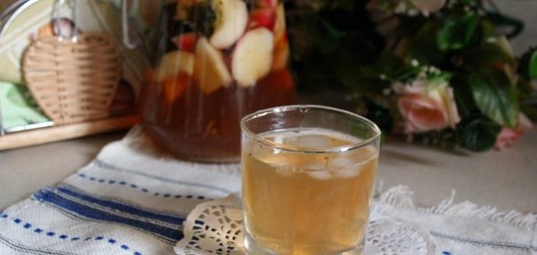 Холодный чай с персиками, нектаринами и мятой