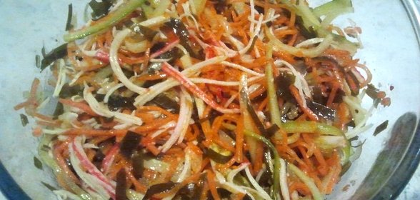 Салат с морской капустой и крабовыми палочками