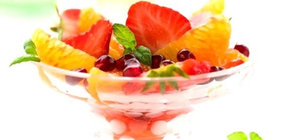 Клубнично-апельсиновый салат с мармеладом