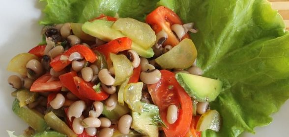 Витаминный салат с фасолью Черный глаз