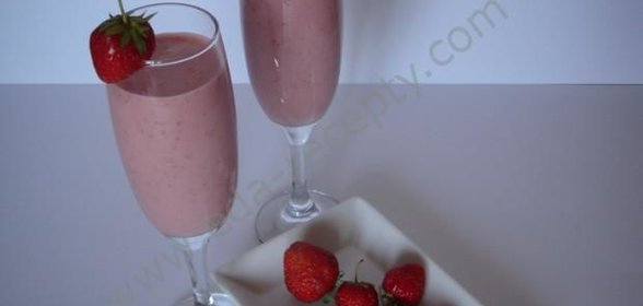 Монгольский клубнично-апельсиновый коктейль