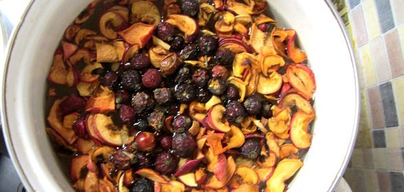 Компот из шиповника и сушеных яблок