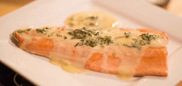 Лосось с белым вином и щавелем