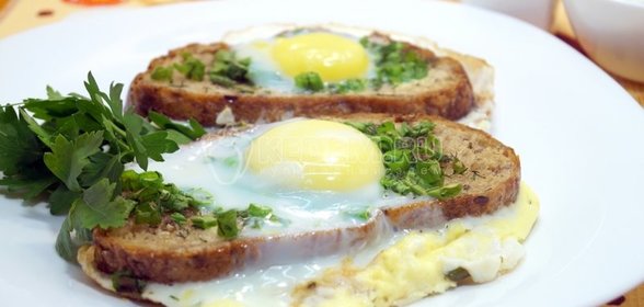 Яичница с гренками и зеленью