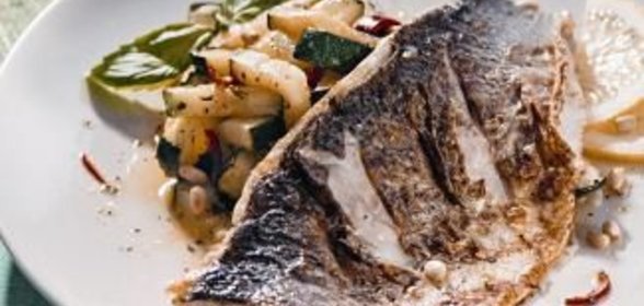 Жареная рыба с салатом из цукини